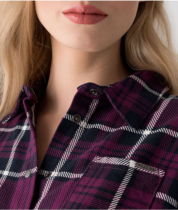 VARMA T NŐI RUHA, LILA