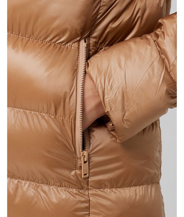 KARRI NŐI KABÁT, HOMOKSZÍNŰ