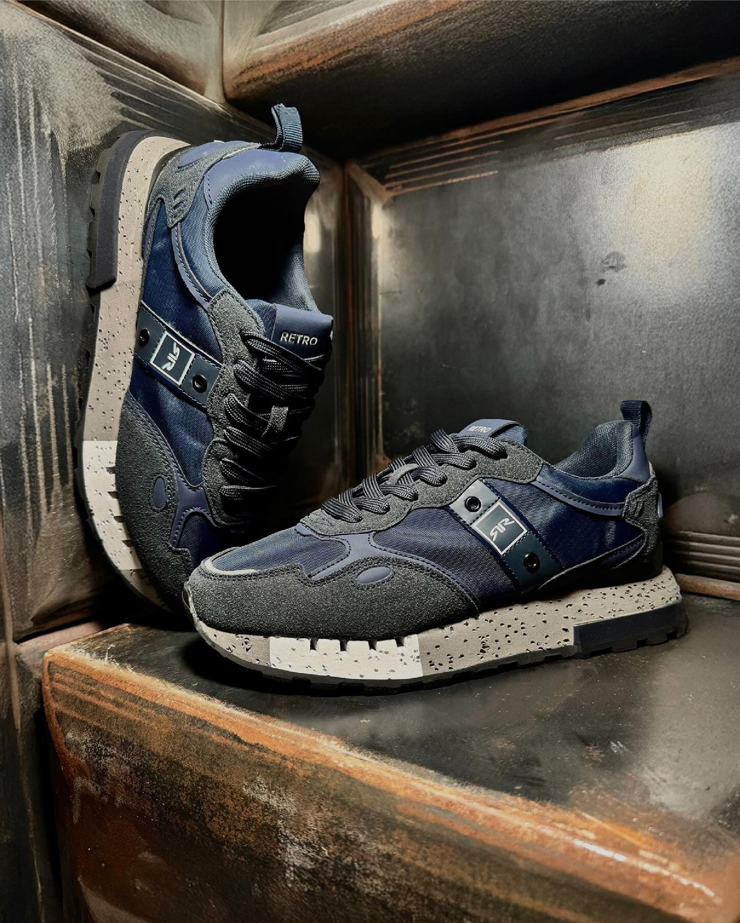 ✨ GLAMOUR NAPOK = -20%! ✨  GRAHAM SNEAKERS- Retro stílus, modern kényelem. 🔥 A sötétkék, fekete és grafitszürke árnyalatok tökéletes harmóniája, a masszív talp és a precíz részletek teszik ezt a modellt a szezon egyik legmenőbb darabjává. Légy te az, aki megállítja a tekinteteket – minden lépéseddel.  👉 Elérhető online és üzleteinkben is.  #GrahamShoes #GlamourNapok #20szazalekkedvezmeny #StreetStyle #sneakers #SneakerAddict