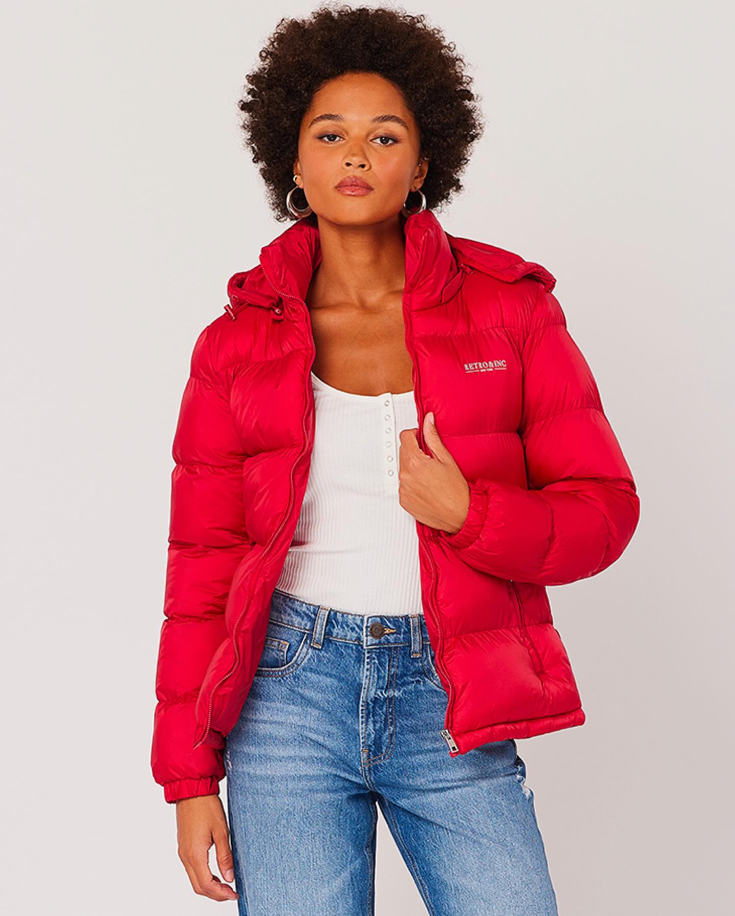✨ Karcsúsított vonalak, maximális kényelem. A DOLLEY JACKET megmutatja, hogy a pufi kabát is lehet nőies. 🛍️ A GLAMOUR NAPOK ALATT -20% KEDVEZMÉNNYEL! 🛍️ Elérhető pirosban és sötétkékben ❤️💙 #DolleyJacket #TéliStílus #retrojeans
