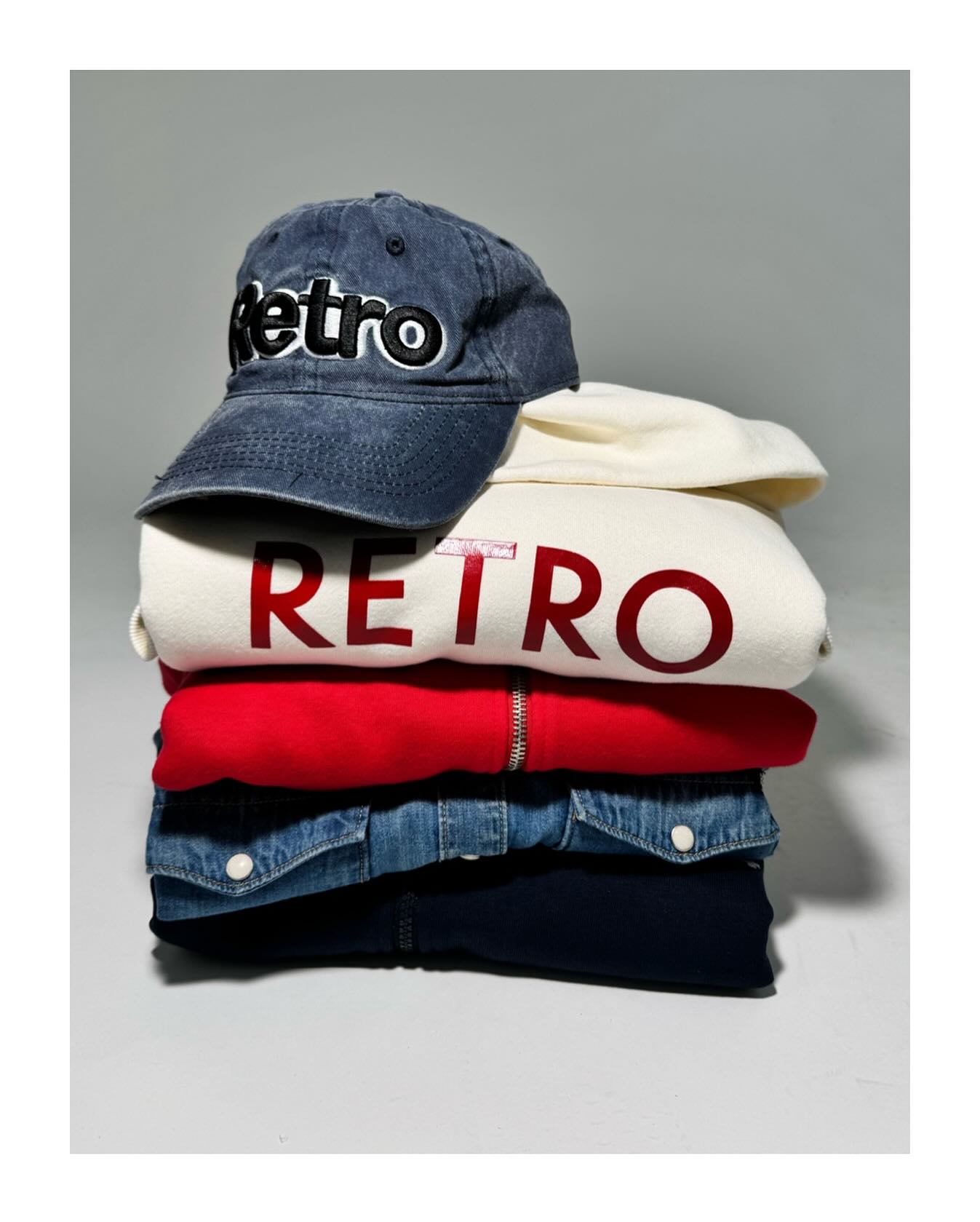 Puha hoodiek, klasszikus fazonok és az a bizonyos RETRO logó, ami összeköt minket. Kényelmes, időtlen és minden napra tökéletes — bárki is vagy, bárhová is mész.  🛍️ Fedezd fel a legújabb hoodiekat, jogging felsőket és kiegészítőket most az üzletekben és online!  #retrojeans  #hoodie #ComfortInEveryStep #hoodieseason