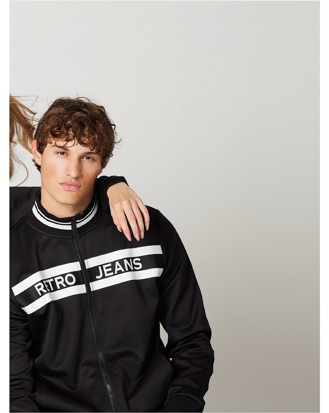 Ne válassz a kényelem és a stílus között – válaszd a Will joggingot! Sportos fazon, vagány részletek, ikonikus Retro Jeans stílus. 🛒 Szerezd be most, és indulhat a nap!  Elérhető fekete és navy változatban. ⚫️🔵  #RetroJeans #WillJogging #MoveInStyle