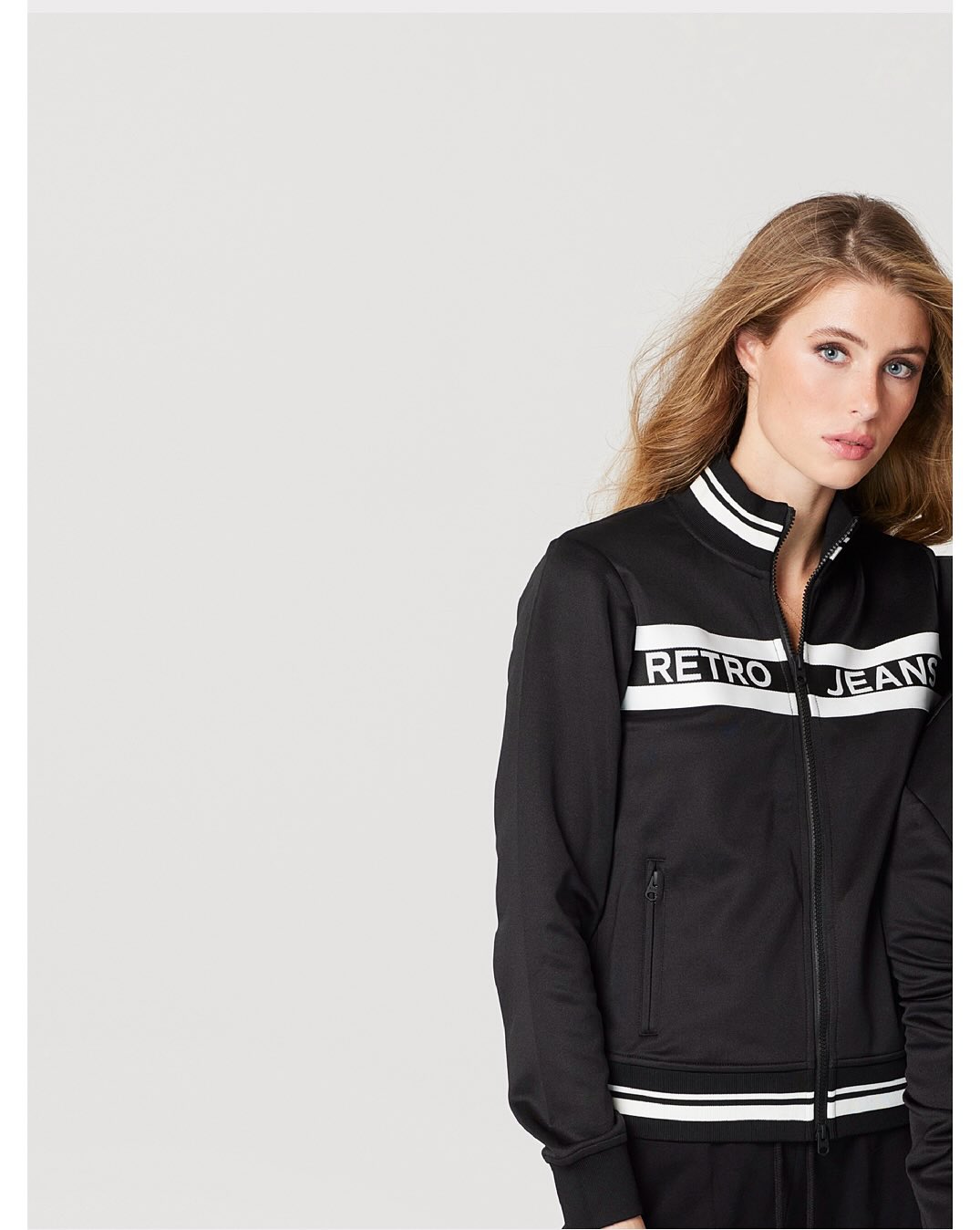 A klasszikus fekete-fehér kombináció, ami sosem megy ki a divatból. A Fleur Zip Up hamarosan elérhető az üzletekben és webshopunkon! 🔥  #retrojeans #ZipUpStyle #JoggingTop #StreetStyle #SportyChic