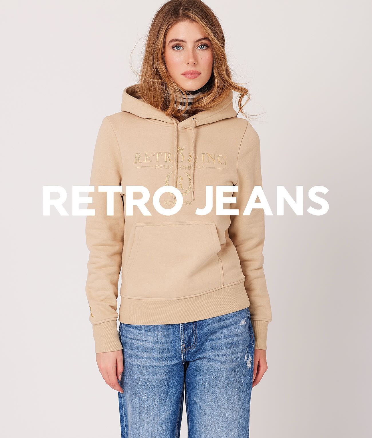 A hoodie, amit sosem akarsz majd levenni 😎 Folyamatosan frissülő női kollekciónkban biztos megtalálod a kedvenced — legyen az cipzáras, belebújós, vagy logós darab. #retrojeans  #RetroJeansWomen #hoodie #hoodieseason
