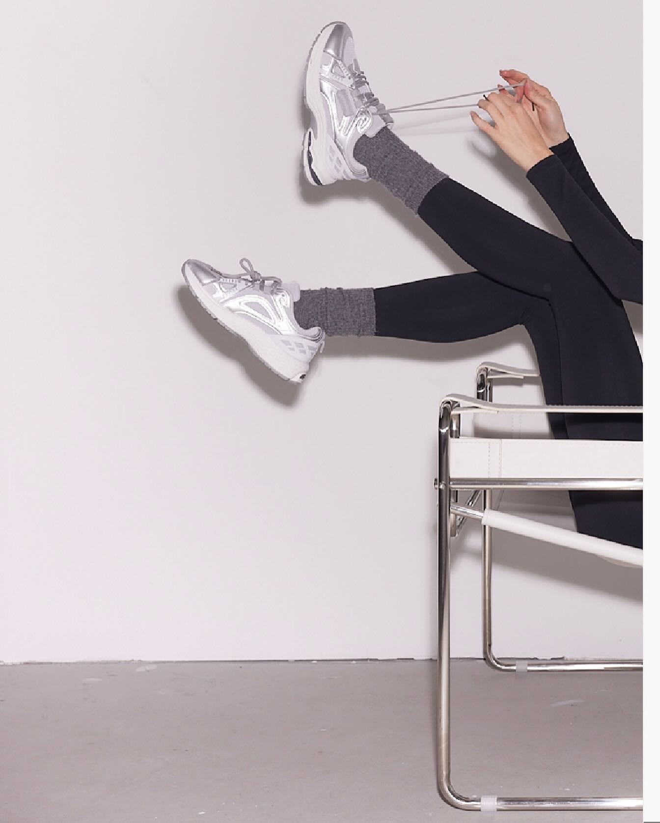 A Christina sneakers modern, sportos kialakításával és retro részleteivel a hétköznapi megjelenés tökéletes kiegészítője. Könnyű, párnázott talpa kényelmet biztosít egész napos viselet során, miközben fémes fényű felülete trendi, karakteres megjelenést ad. #retrojeans #sneakers #sportychic #sneakerlove